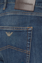 بنطال جينز أزرق بقصة ساق مستقيمة